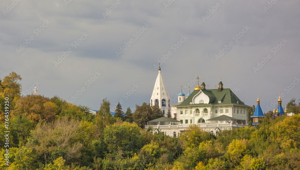 Obraz premium Old Russian-style terrace in the autumn park