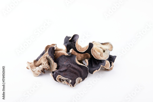 白背景の乾燥キクラゲ