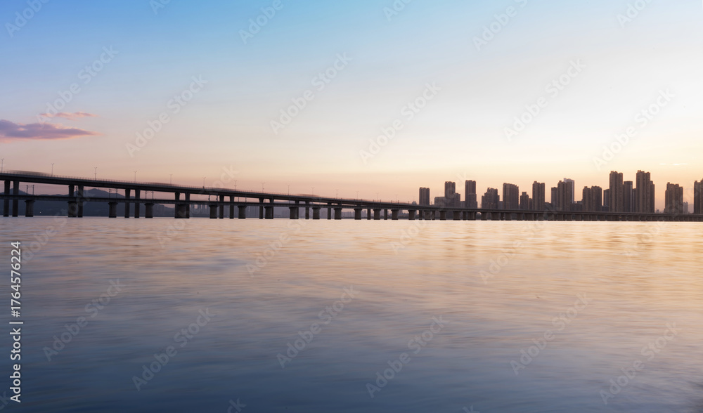 Obraz premium Long bridge over the sea