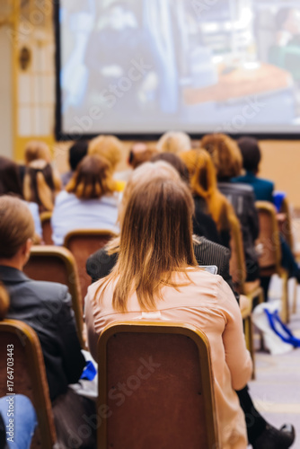 Foto Female audience at the symposyum meeting, participants attendees in conference r