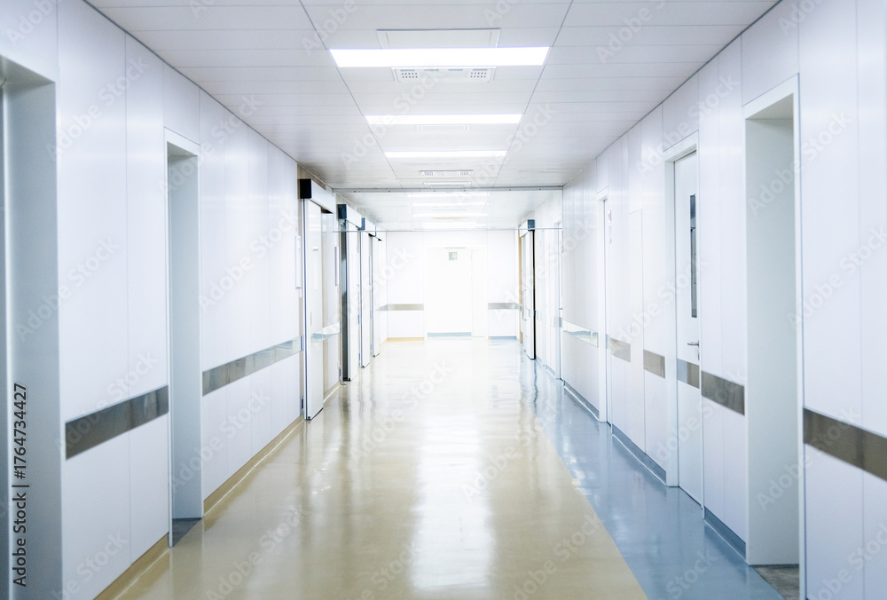 Obraz premium Empty hallway in new modern hospital