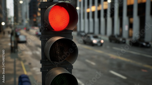 Foto A vibrant red traffic light stands tall amidst a bustling cityscape at dusk