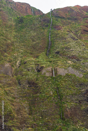 Wallpaper Mural Wasserfall in Madeira bei Tageslicht – beeindruckende Naturlandschaft Torontodigital.ca