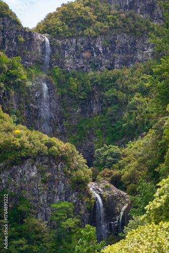Wallpaper Mural Wasserfall in Madeira bei Tageslicht – beeindruckende Naturlandschaft Torontodigital.ca
