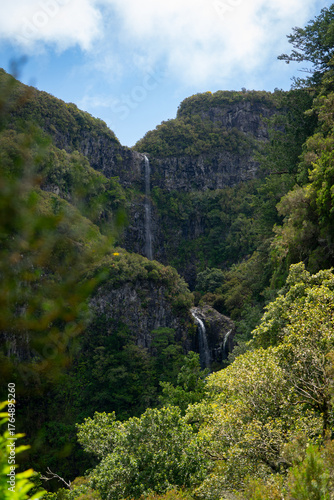 Wallpaper Mural Wasserfall in Madeira bei Tageslicht – beeindruckende Naturlandschaft Torontodigital.ca