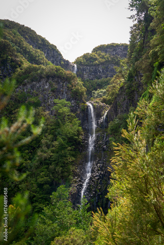 Wallpaper Mural Wasserfall in Madeira bei Tageslicht – beeindruckende Naturlandschaft Torontodigital.ca