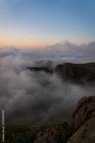 Wallpaper Mural „Wanderer im Morgennebel beim Sonnenaufgang – stimmungsvolle Berglandschaft Torontodigital.ca