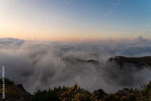 Wallpaper Mural „Wanderer im Morgennebel beim Sonnenaufgang – stimmungsvolle Berglandschaft Torontodigital.ca
