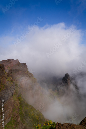 Wallpaper Mural „Wanderer im Morgennebel beim Sonnenaufgang – stimmungsvolle Berglandschaft Torontodigital.ca