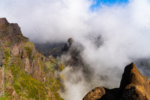 Wallpaper Mural „Wanderer im Morgennebel beim Sonnenaufgang – stimmungsvolle Berglandschaft Torontodigital.ca