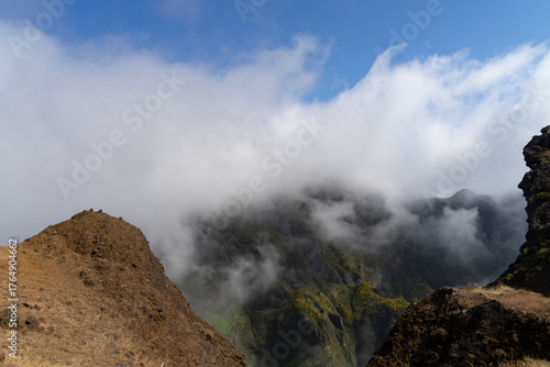 Wallpaper Mural „Wanderer im Morgennebel beim Sonnenaufgang – stimmungsvolle Berglandschaft Torontodigital.ca