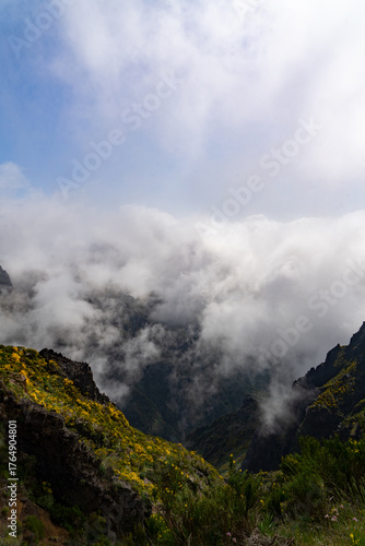 Wallpaper Mural „Wanderer im Morgennebel beim Sonnenaufgang – stimmungsvolle Berglandschaft Torontodigital.ca