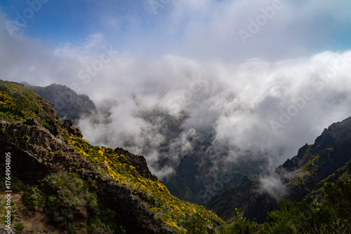 Wallpaper Mural „Wanderer im Morgennebel beim Sonnenaufgang – stimmungsvolle Berglandschaft Torontodigital.ca