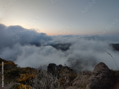 Wallpaper Mural „Wanderer im Morgennebel beim Sonnenaufgang – stimmungsvolle Berglandschaft Torontodigital.ca