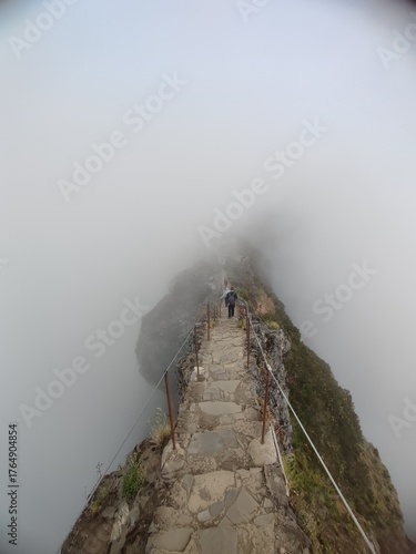 Wallpaper Mural „Wanderer im Morgennebel beim Sonnenaufgang – stimmungsvolle Berglandschaft Torontodigital.ca
