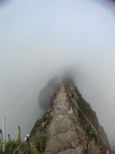 Wallpaper Mural „Wanderer im Morgennebel beim Sonnenaufgang – stimmungsvolle Berglandschaft Torontodigital.ca