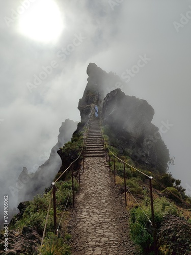 Wallpaper Mural „Wanderer im Morgennebel beim Sonnenaufgang – stimmungsvolle Berglandschaft Torontodigital.ca