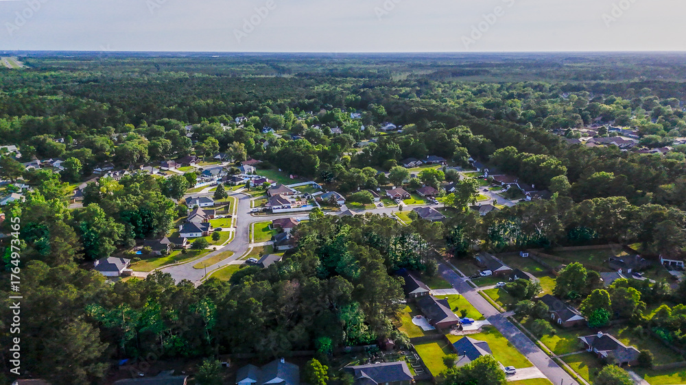 Obraz premium Aerial landscape of Richmond Hill residential area sunny summer day in Bryan County Georgia
