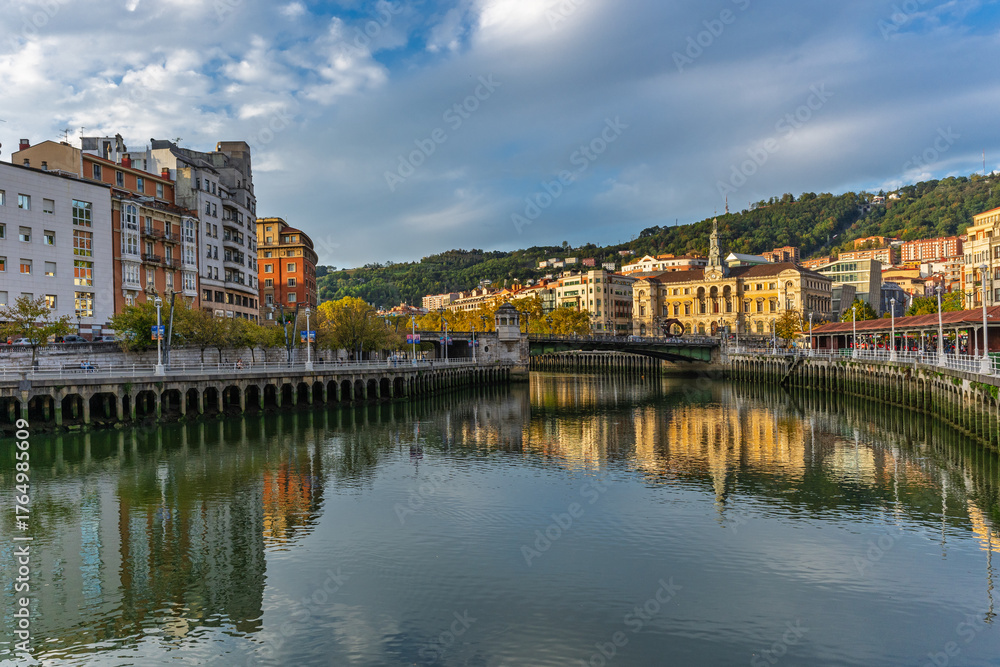 Obraz premium View of the city of Bilbao, in Vizcaya, Basque Country.