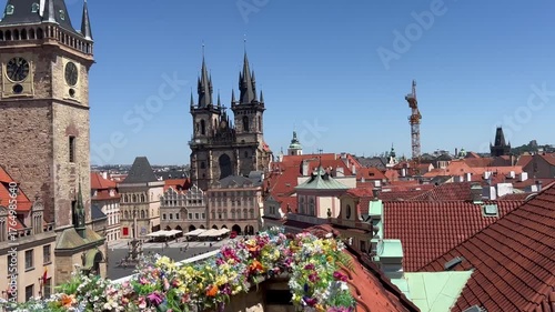 Vista panorámica de la torre del reloj astronómico y la iglesia de Týn en Praga, República Checa.