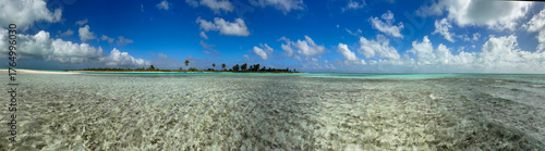 Fotografía Crystal-clear turquoise waters lap onto a pristine white sand shoreline on Kiritimati (Christmas Island), Kiribati