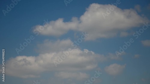 nubi che corrono veloci nel cielo