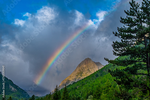 Tęcza nad górami w Alpach, zdjęcie zrobione w Vallorcine, Francja © grzegorz_pakula