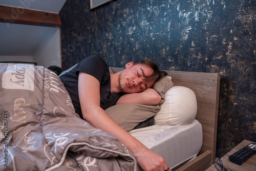 jeune homme adolescent en train de dormir dans son lit