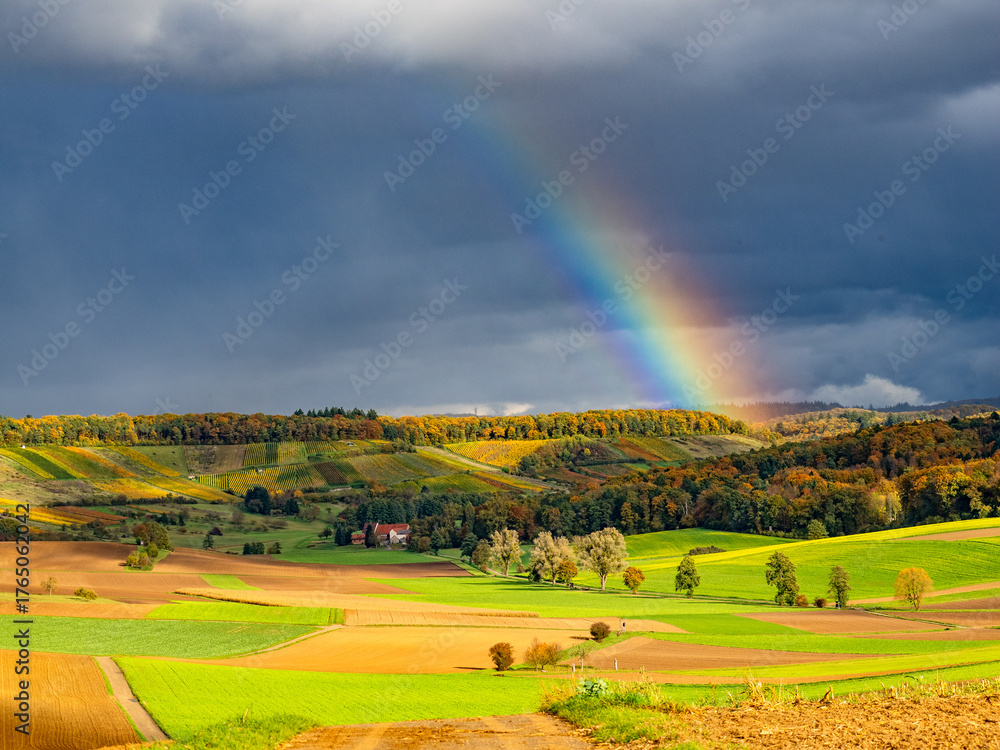 Obraz premium Regenbogen in schöner herbstlicher Landschaft