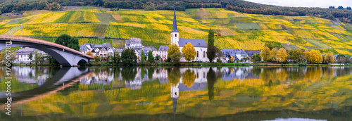 Bild auf Leinwand Piesport village and St