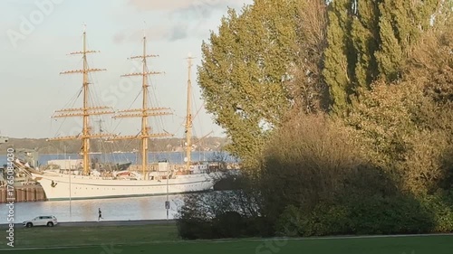 Das deutsche Segelschulschiff Gorch Fock in seinem Heimathafen Kiel