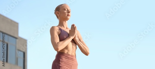 Sporty woman meditating whi...