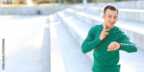 Sporty young man checking p...