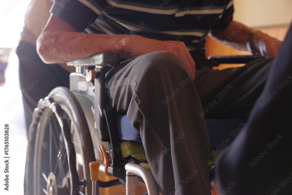 Fototapeta premium デイサービスに出かける高齢者男性