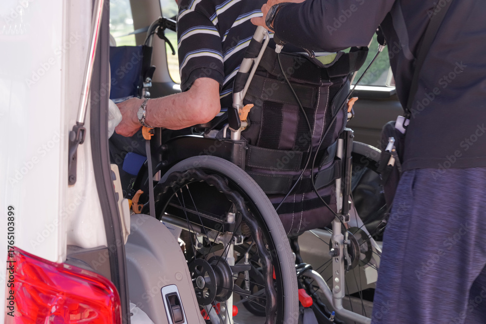 Obraz premium 車椅子の高齢男性と福祉車両の介護スタッフ