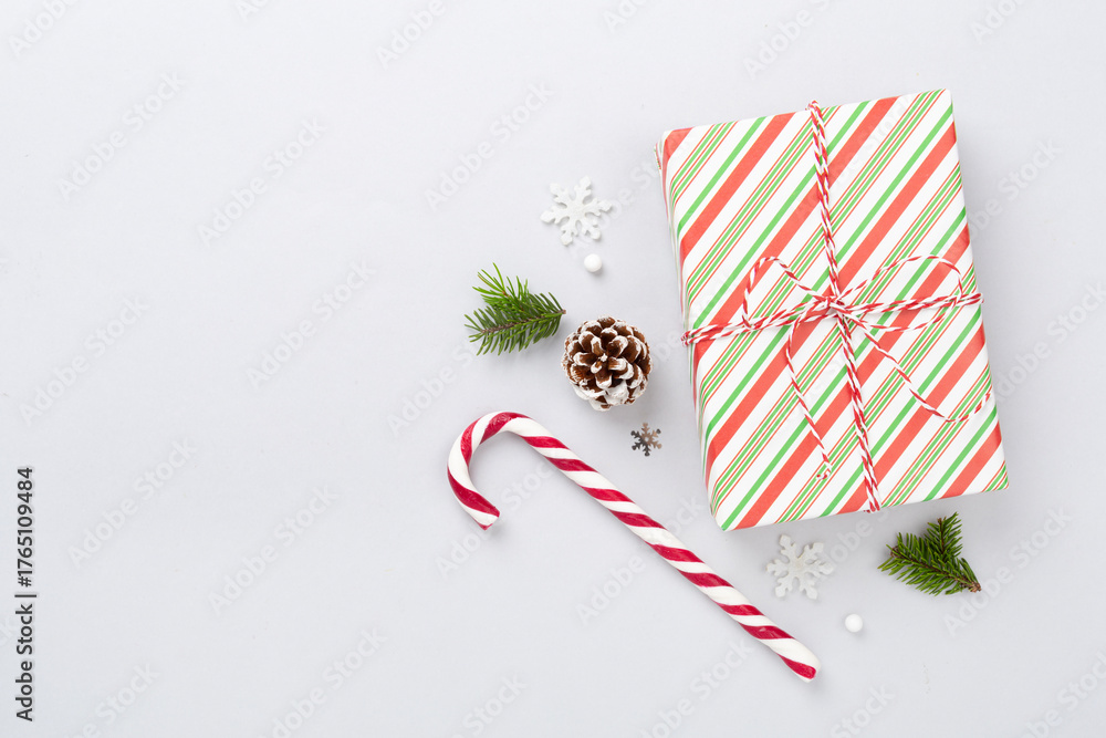 Fototapeta premium Striped Christmas gift boxes on color background, top view