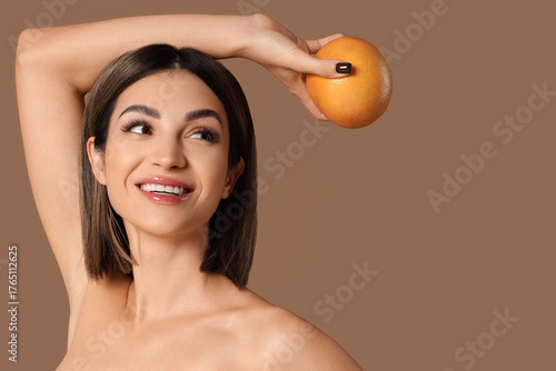 Young woman with grapefruit...