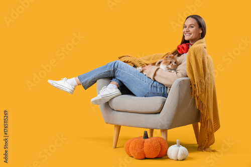 Young woman with cute cat i...