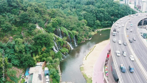 서울 홍제천 인공폭포 드론 푸티지 (카페 폭포 앞)
Seoul Hongjecheon Artificial Waterfall Drone Footage Near Cafe Waterfall