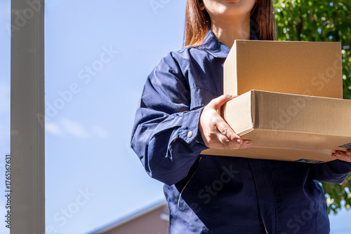 荷物を運ぶ女性配達員