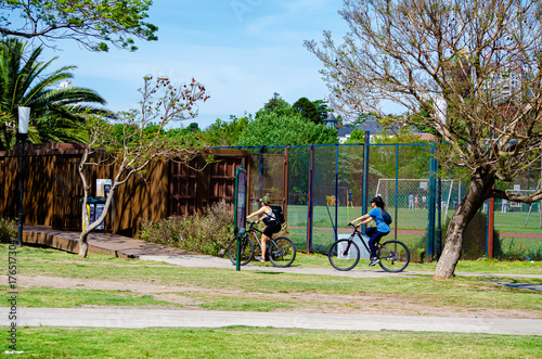 Mujeres andando en Bicicleta