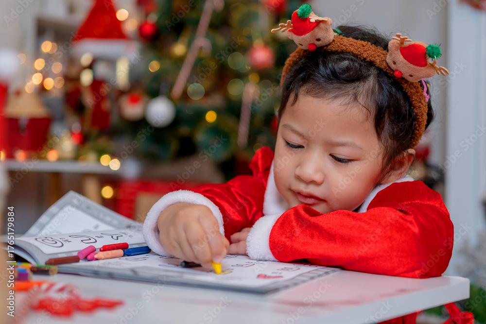 Φωτογραφία Little happy Asian girl have fun on Christmas party in the living room with decoration at home