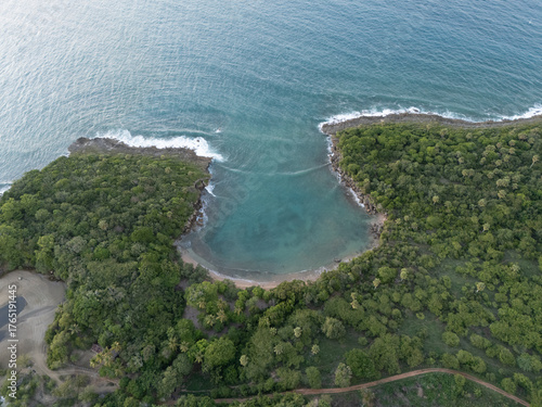 Olas sobre las rocas en el mar