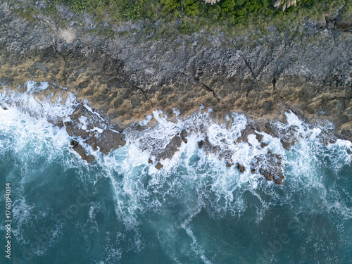 Olas sobre las rocas en el mar