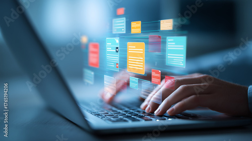 書類とノートパソコン | デジタル化とビジネス効率化のイメージ