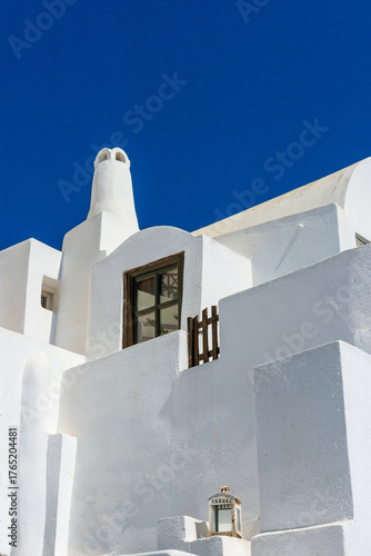 Arquitectura típica de las islas griegas de Mykonos y Santorini. Lugares famosos y emocionantes. Casas blancas de películas.