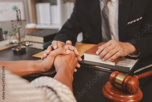 Foto A professional lawyer discussing legal matters with a client in an office, providing legal advice and document review services, symbolizing justice, trust, and professional consultation