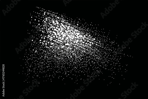 Abstrakte weiße Partikelstreuung als leuchtender Lichtstrahl oder Spritzer auf schwarzem Hintergrund.