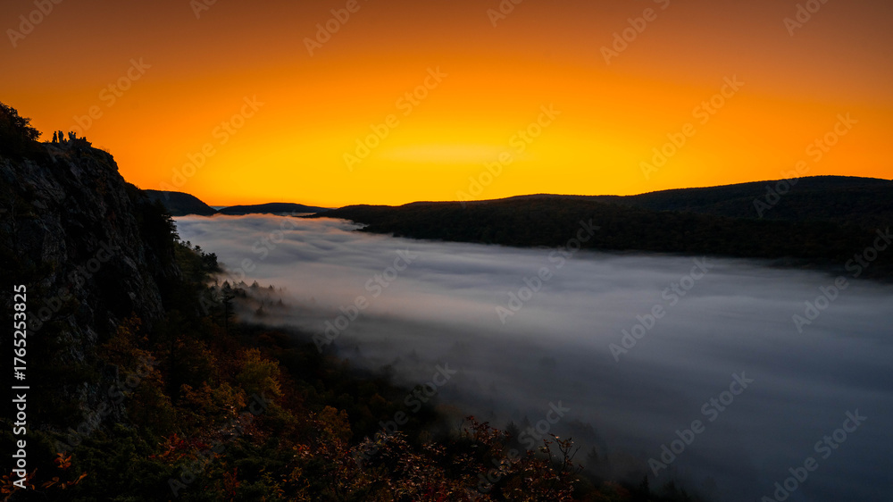 Fototapeta premium Beautiful sunrise over the lake of cloud 