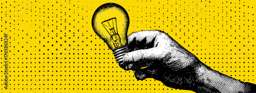 Mano che tiene una lampadina accesa su sfondo giallo puntinato, simbolo di un'idea geniale.